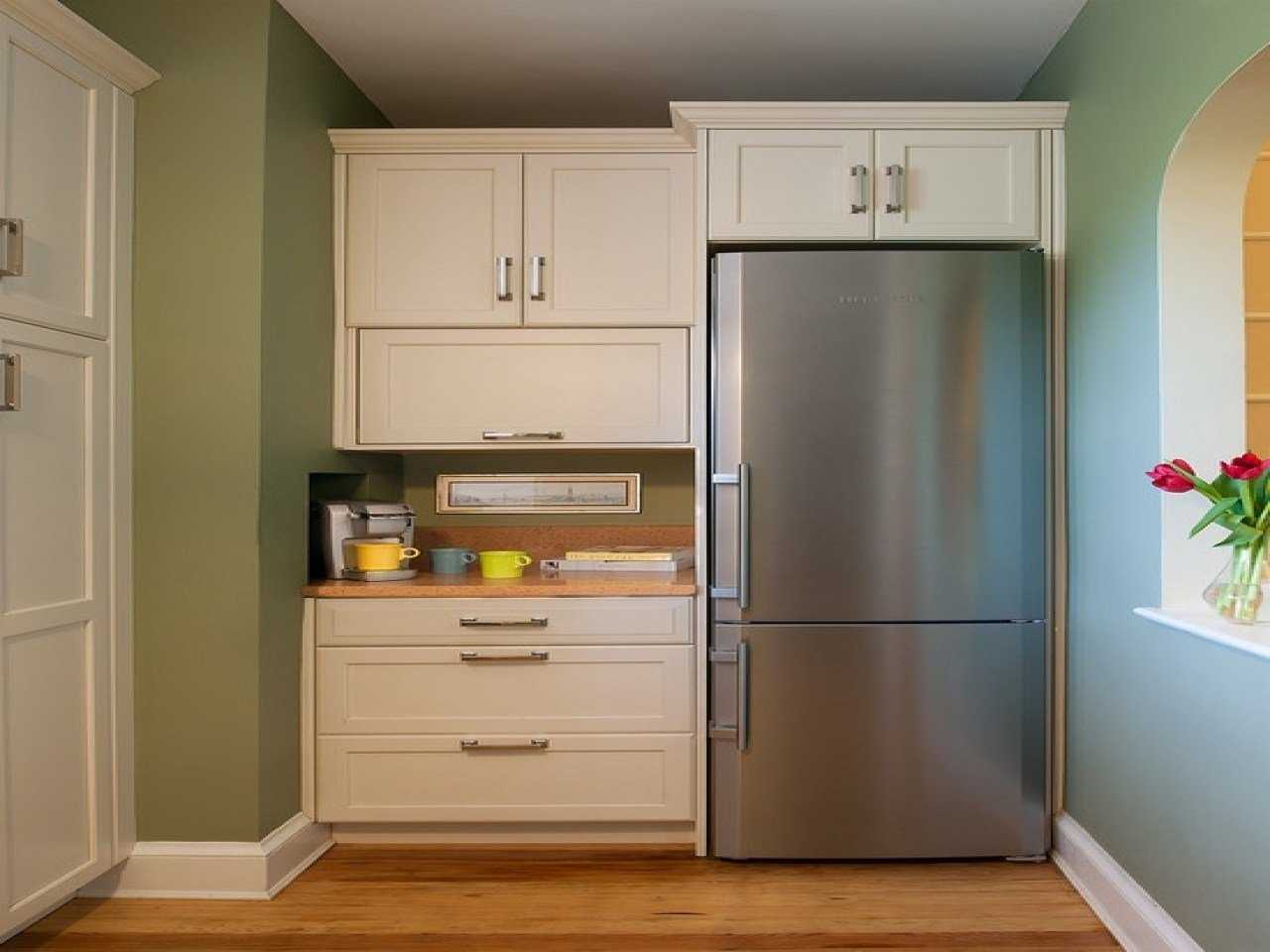 Как встроить обычный холодильник в шкаф своими руками: инструкция
