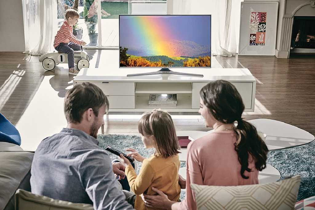 Телевизор смотрю вести. Телевизор. Семья у телевизора. Телевидение для детей. Телевидение семья.