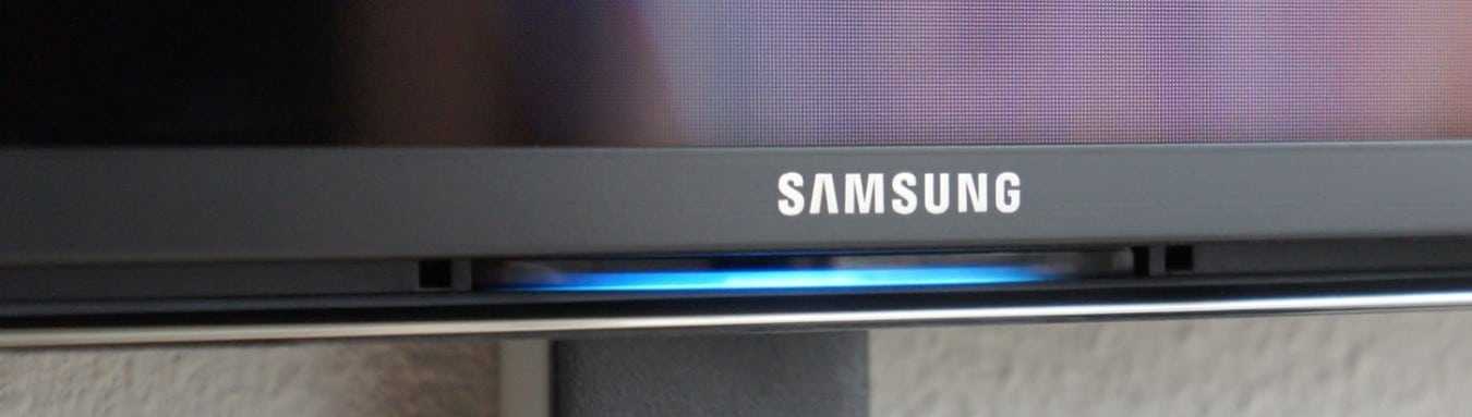Телевизор xiaomi мигает. Samsung 40d6100sw. Самсунг телевизор ue40d6100sw разъемы. Samsung le40d550k1w лампы подсветки. Телевизор включается индикатор горит Samsung.
