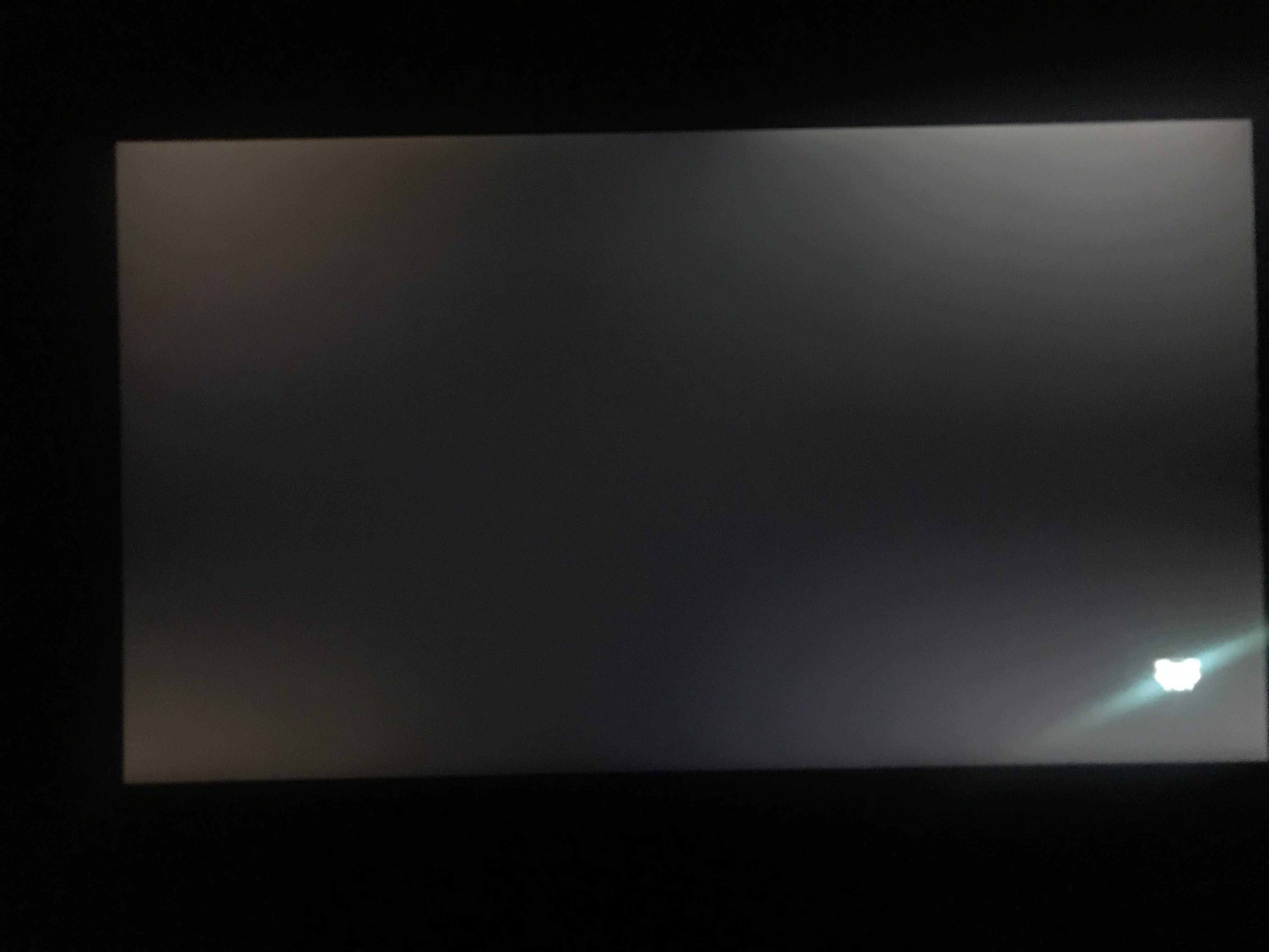Появилось светлое пятно на экране. Телевизор LG плазма черное пятно. Телевизор Samsung засветка экрана. Тёмный экран на телевизоре самсунг. Пятна на матрице телевизора Samsung.