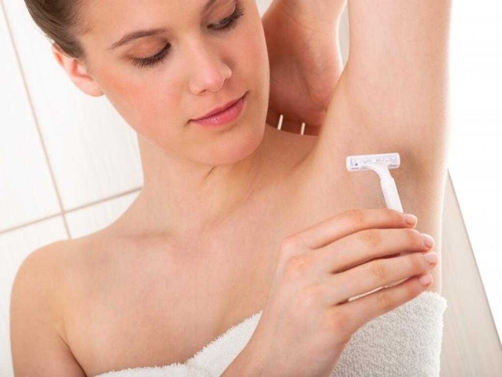 Как правильно брить подмышки девушкам чтобы не оставалось волос