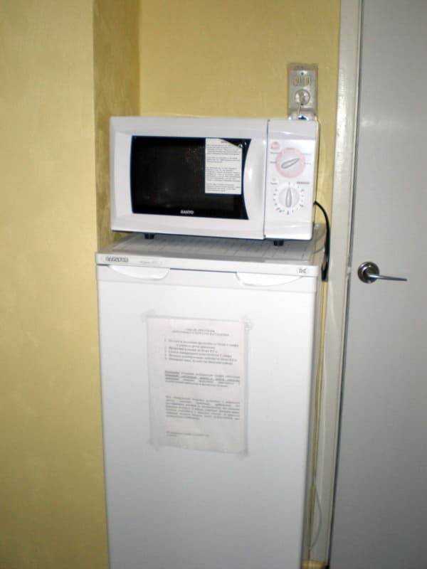 Можно ли ставить микроволновую печь на холодильник или морозильную камеру