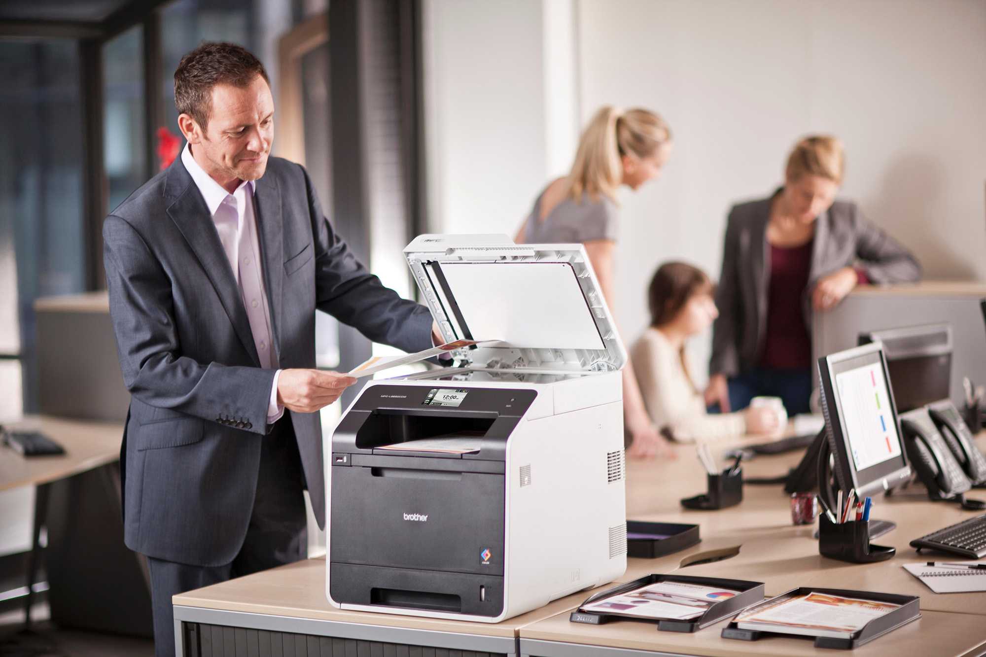 Какой принтер для офиса. МФУ В офисе. Лазерный принтер в офисе. Оргтехника для офиса. Человек с принтером.