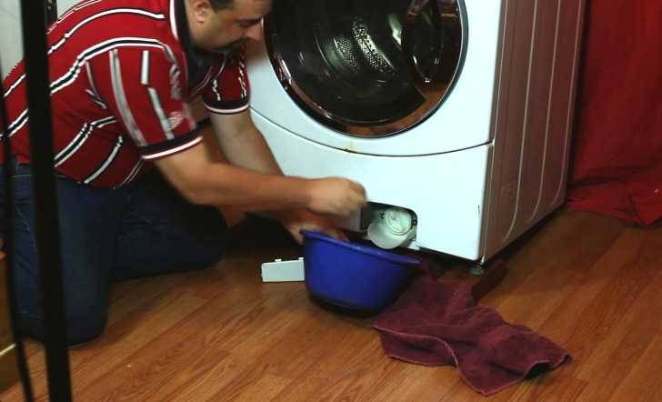 Как слить воду из стиральной машины, если она сломалась? советы как открыть дверь люка