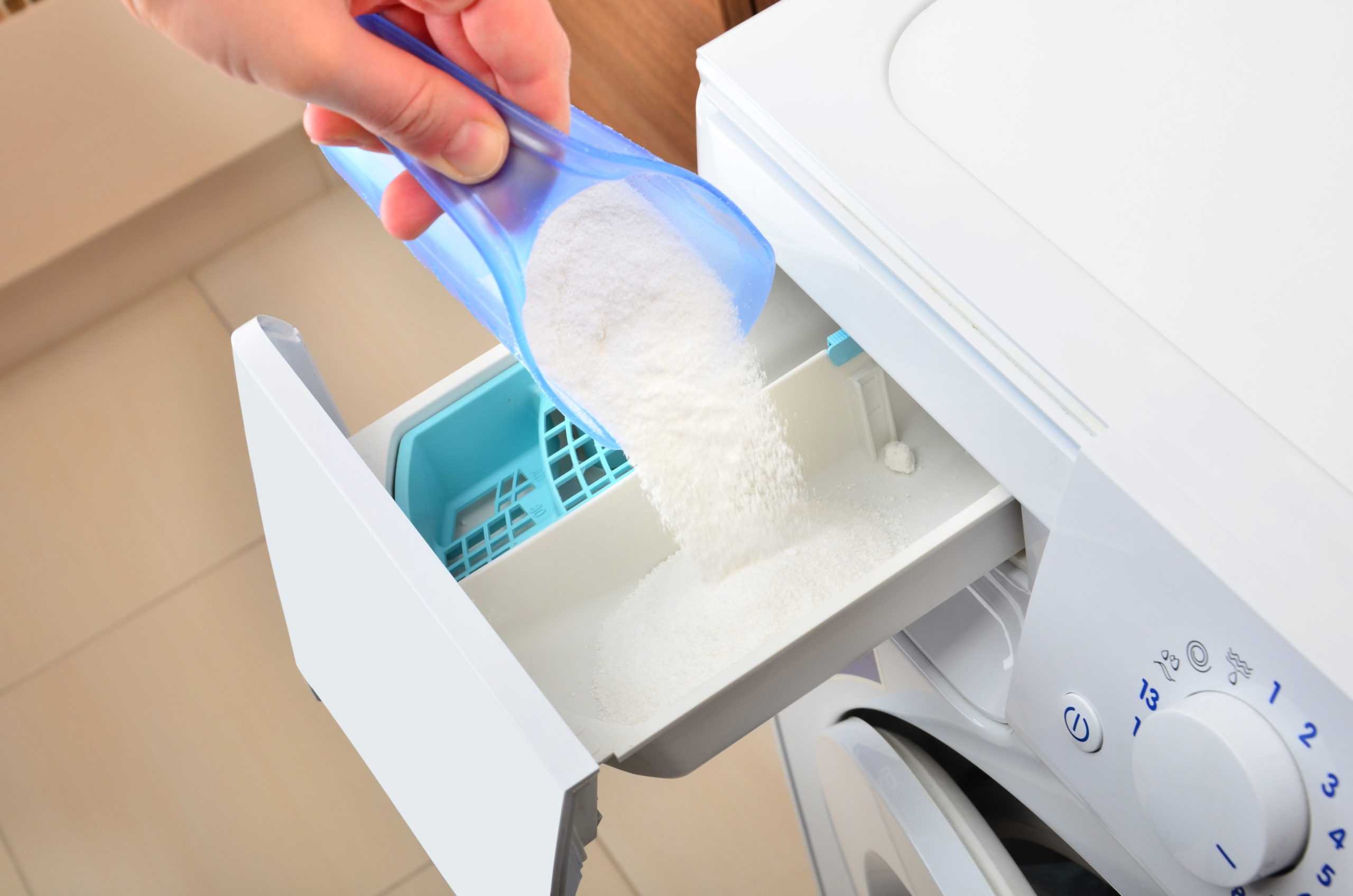 Можно ли в стиральную машину добавлять соду. Порошок Laundry Detergent. Стиральный порошок и машинка. Стиральный порошок Wash. Стиральная машина с порошком.