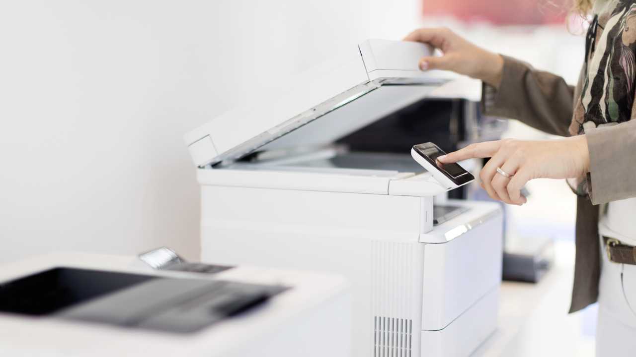 В каких принтерах есть картридж во время покупки Если вы покупаете принтер в официальном магазине, то в комплекте обычно идёт один картридж