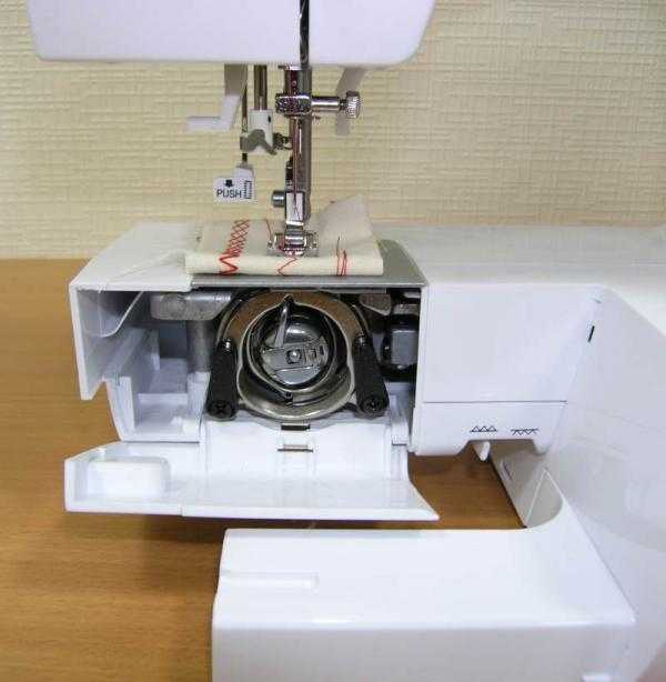 Тип челнока. Швейная машина Bernette 15. Швейная машинка Elna челночный механизм. Bernette с вертикальным челноком. Швейная машинка Bernette производственный челнок.