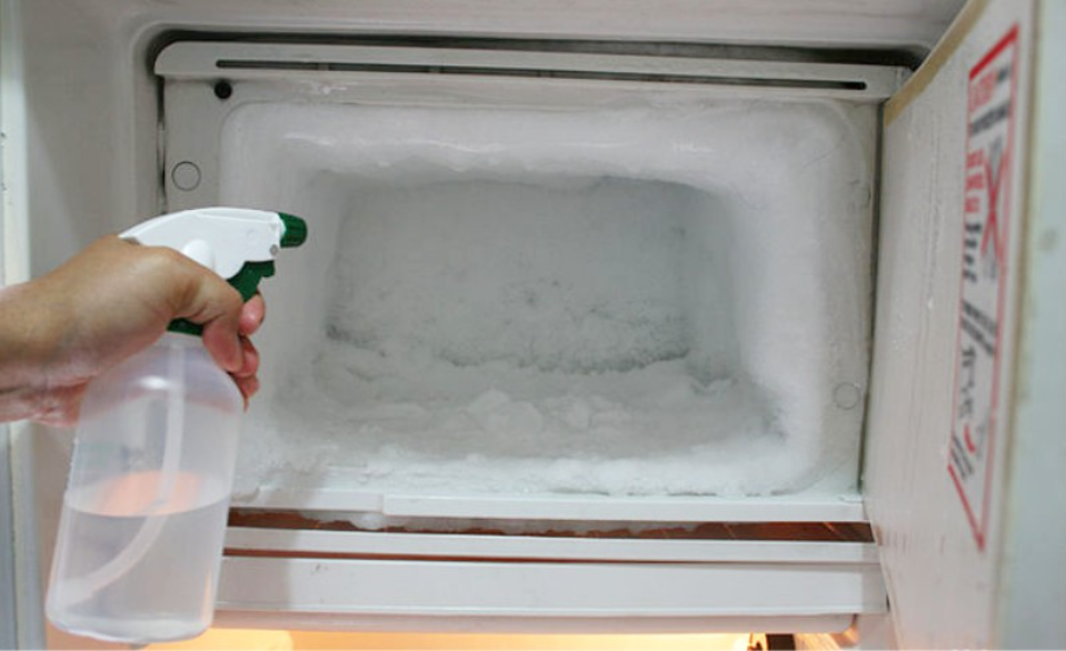 Заморозка начнет. Холодильник Индезит ноу Фрост намерзает лед. Холодильник Индезит морозилка намерзает лед. Холодильник Индезит ручная разморозка. Разморозить холодильник.