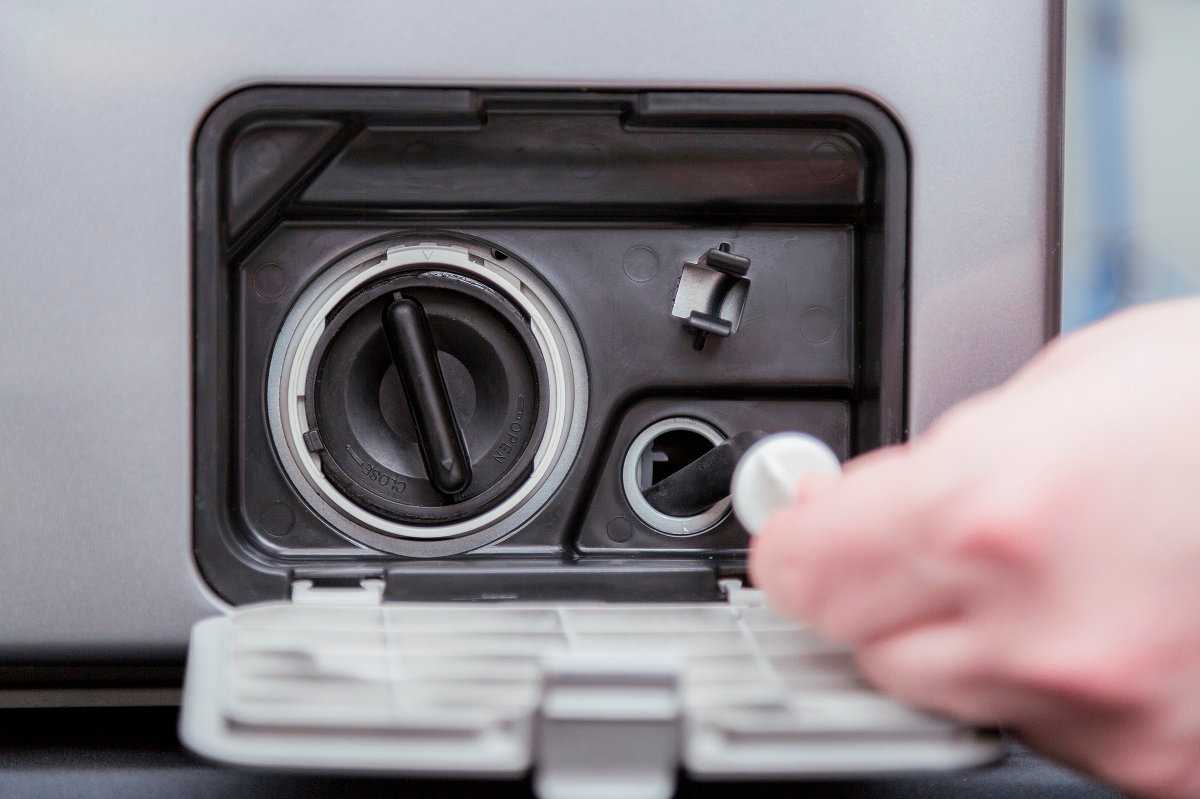 Как слить воду из стиральной машины: способы и причины слива воды