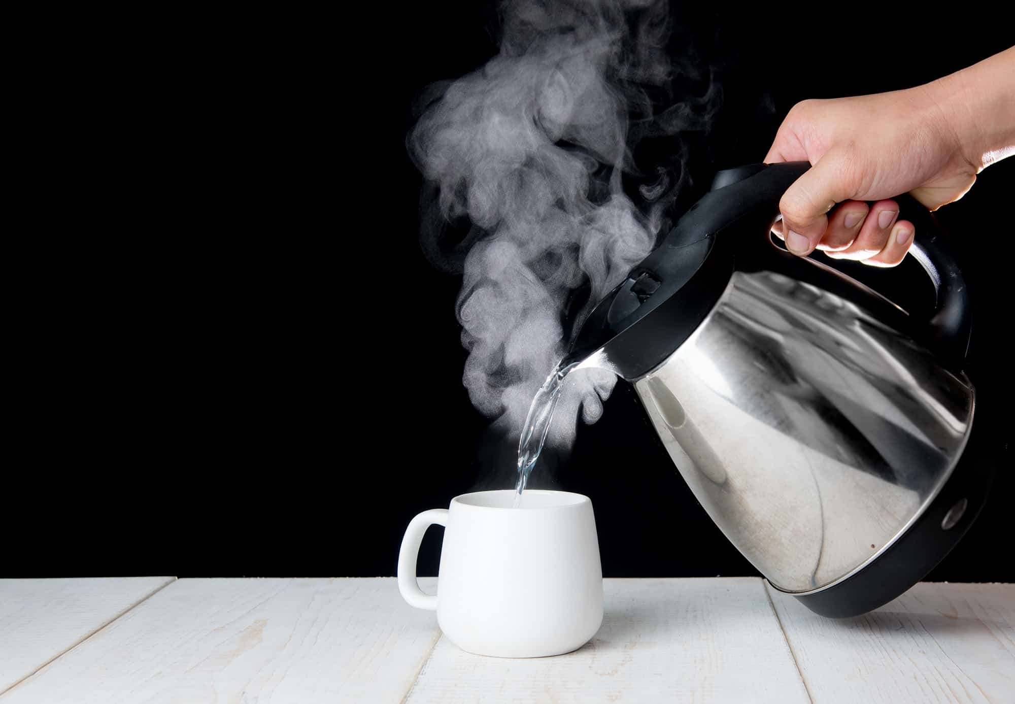 Почему кипячение воды в чайнике способно причинить серьезный вред здоровью: полезно знать