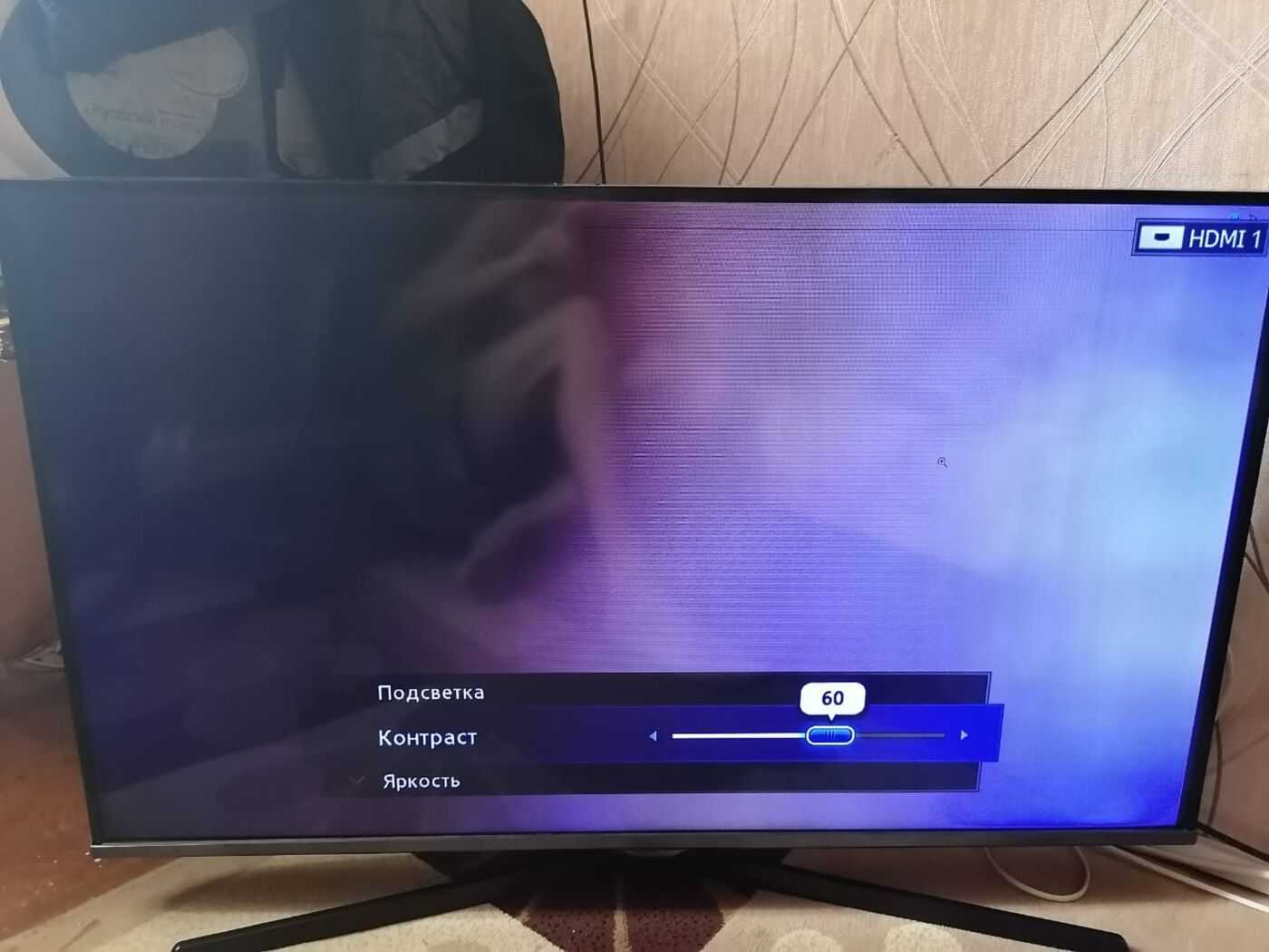 Телевизор экран не показывает что делать. Потемнение экрана телевизора самсунг. Затемнение на экране телевизора Samsung. Часть экрана телевизора потемнела. Потемнение подсветки экрана телевизора.