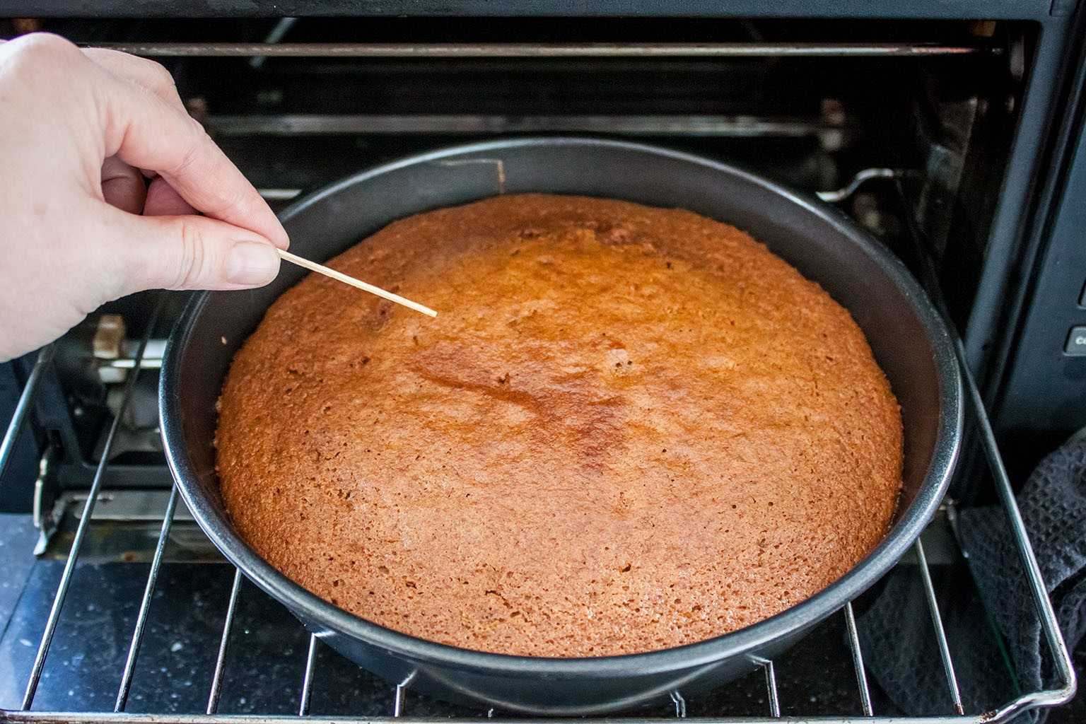 Что сделать если пригорает пирог