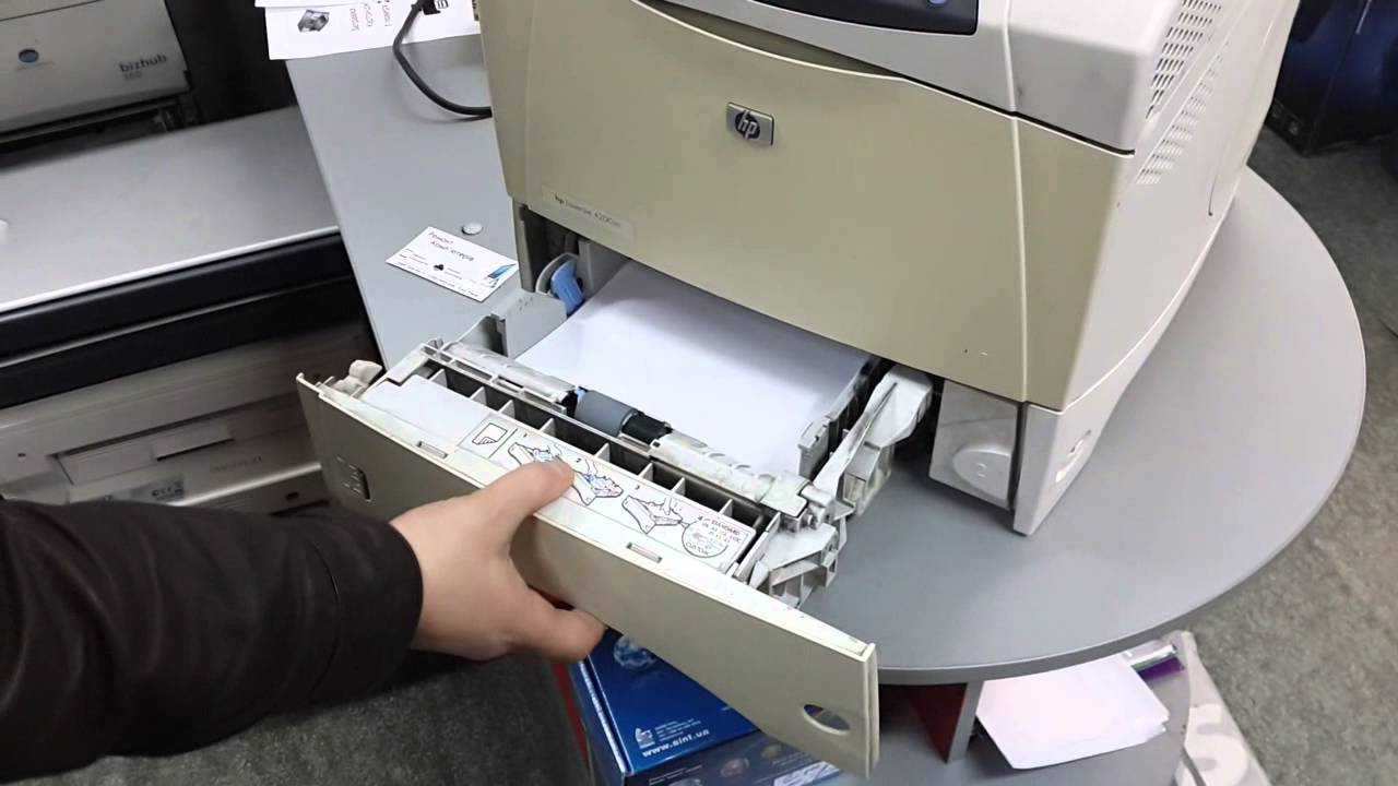 Canon зажевывает бумагу. Бумага для принтера. Бумажный принтер. Захват бумаги в принтере.