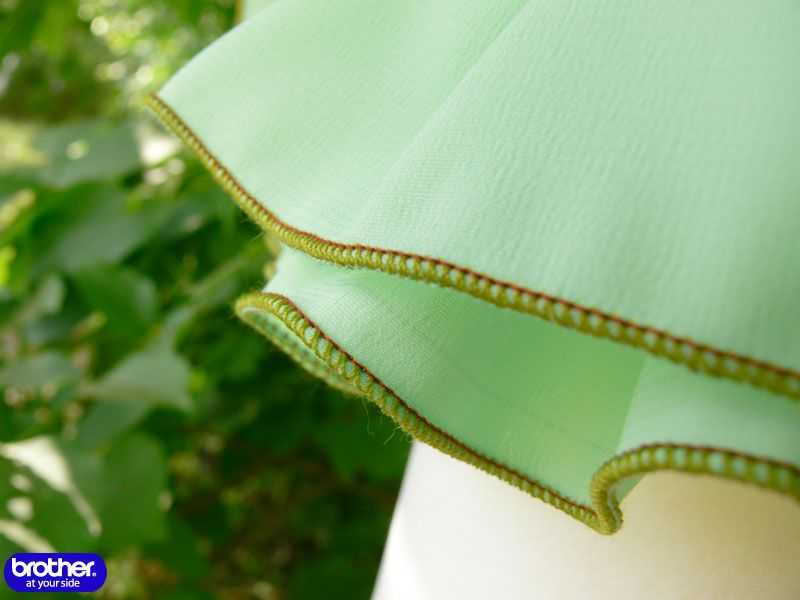 Ролевой шов на оверлоке используется он для создания легкого волнистого края материи Может быть применен для обработки срезов штор, тюли или одежды