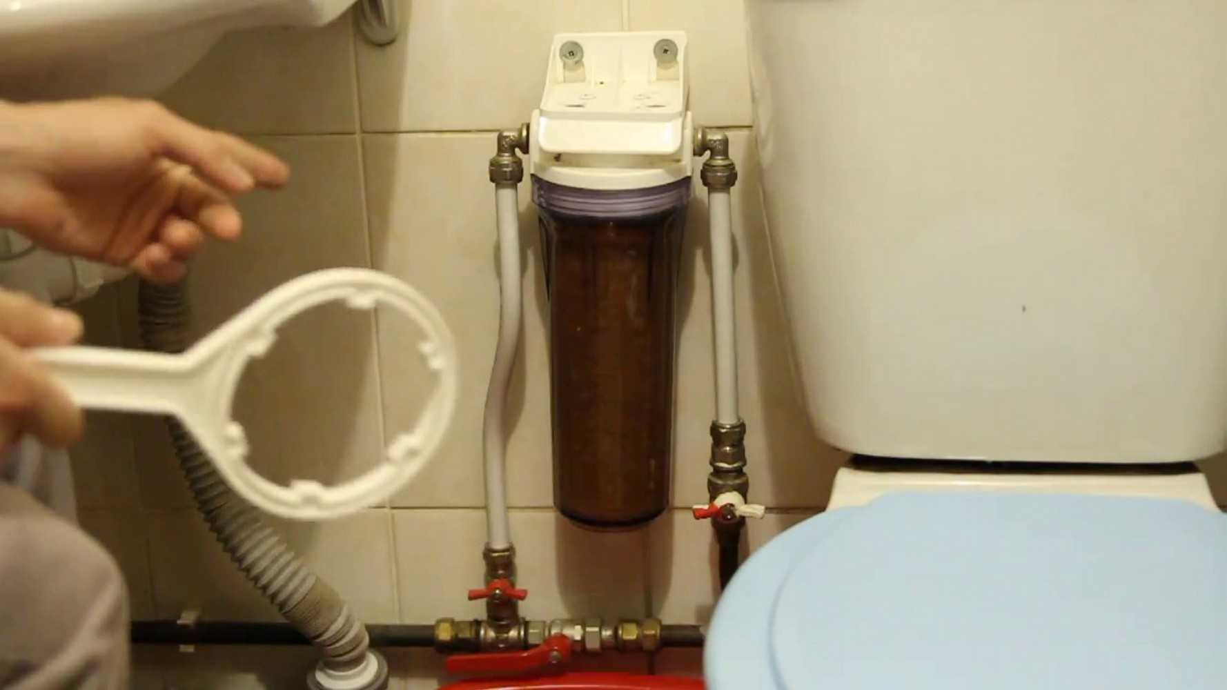 Не откручивается фильтр для воды. Магистральный фильтр a518. Фильтр для воды для унитаза. Потоковый фильтр для воды. Фильтр для очистки ржавой воды.