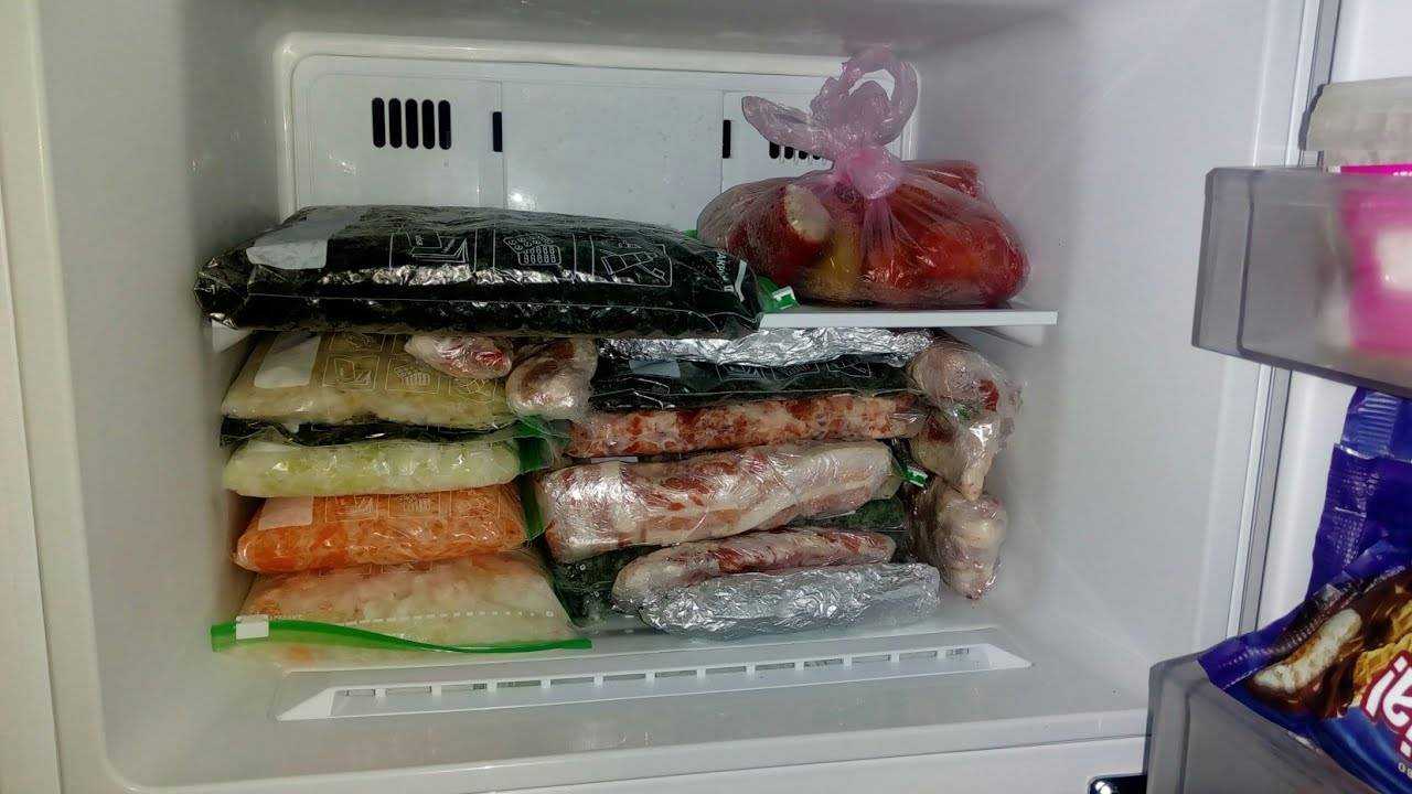 В холодильнике есть мясо. Холодильник для полуфабрикатов. Организация хранения в морозилке. Хранение в морозилке лайфхаки. Лайфхак для морозильной камеры.