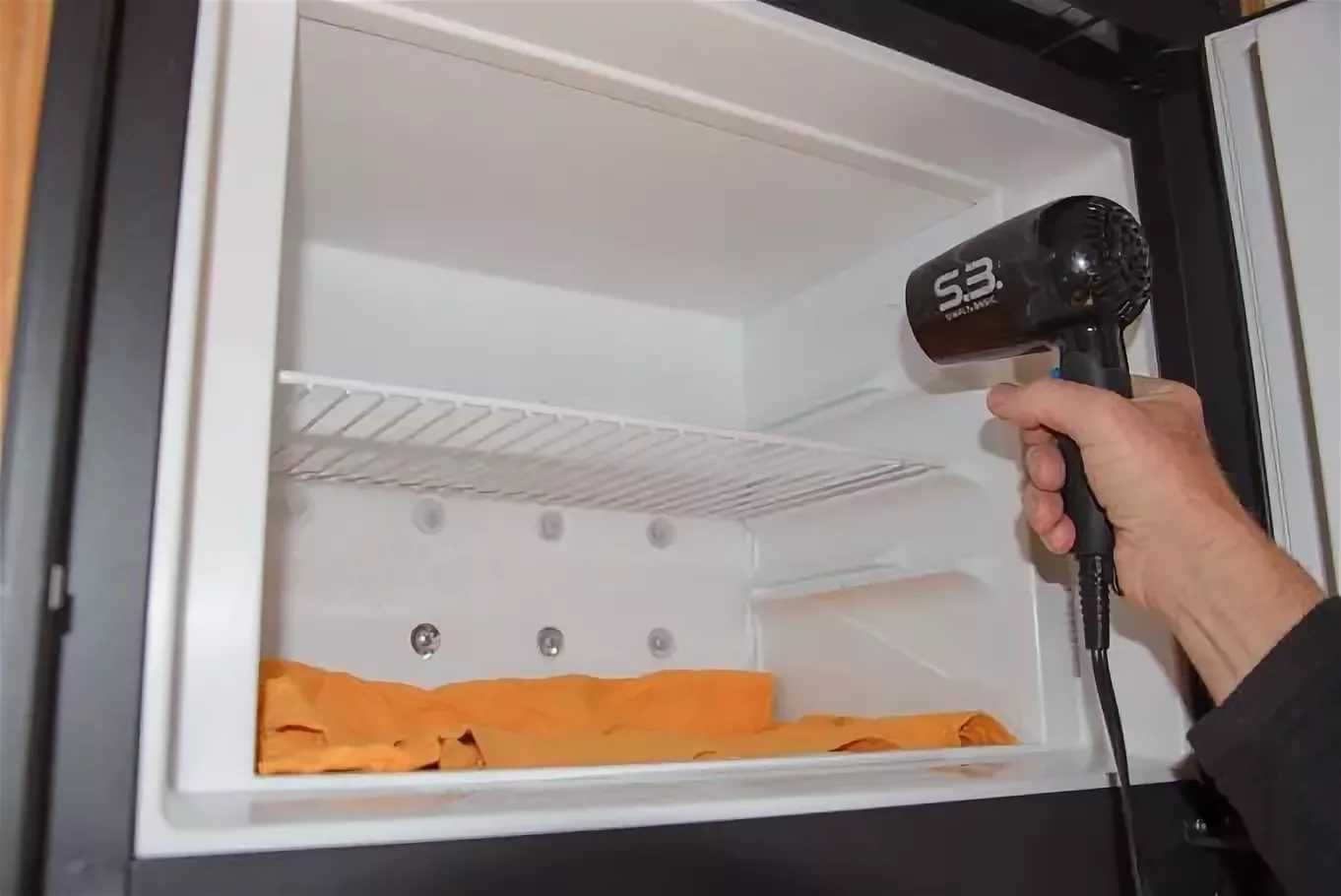 Горячую воду в холодильник. Разморозка холодильника Бирюса 1 камерный. Холодильник камера. Разморозить холодильник. Разморозка морозильной камеры.