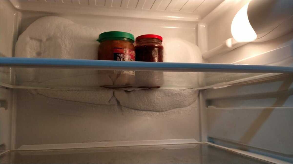 Конденсат в холодильнике: причины почему образуется, что делать
