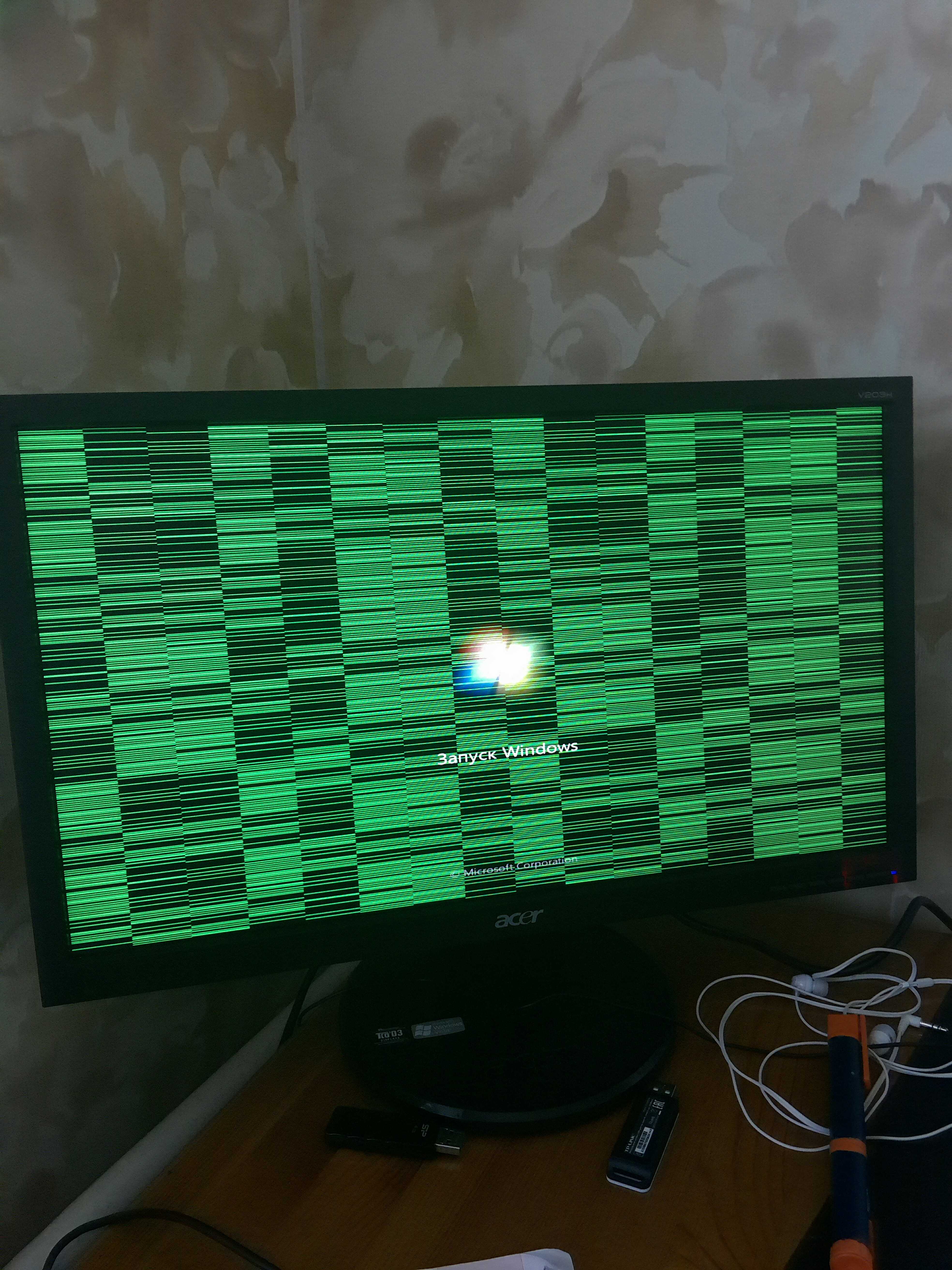 Зеленые полосы на телевизоре. Полосы на экране. Полоска на экране монитора. Полоски на мониторе. Зеленые полосы на экране монитора.