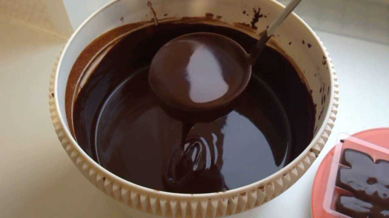 Шоколад в домашних условиях из какао порошка. Приготовление домашнего шоколада. Домашний шоколад из какао порошка. Тазик с шоколадом. Приготовление шоколада из какао.