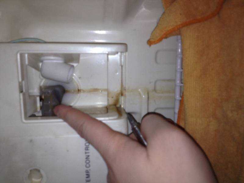 Почему холодильник потеет снаружи