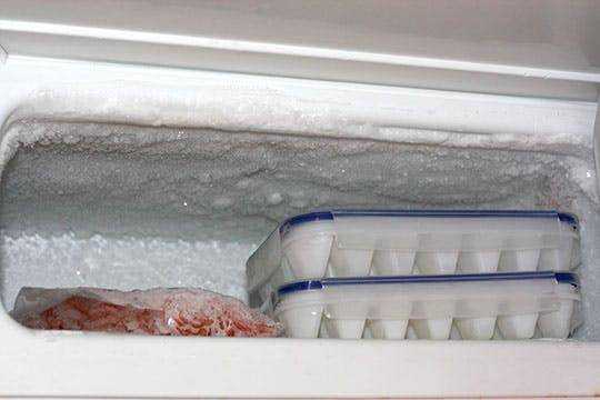 Почему промерзает наружная боковая стенка холодильника. почему на задней стенке холодильника образуются капли воды или лёд