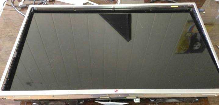 Как приклеить шлейф к стеклу матрице телевизора