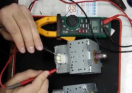 Проверить и разрядить конденсатор микроволновки