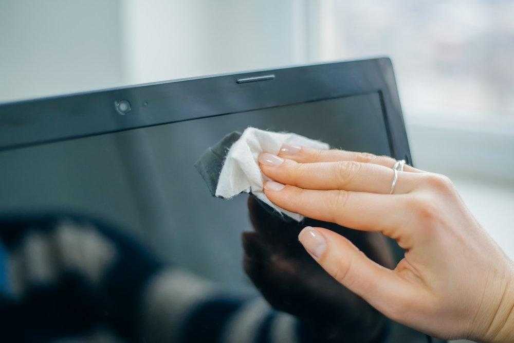 Чем протирать экран ноутбука в домашних условиях? мужской журнал mensweekly.ru
