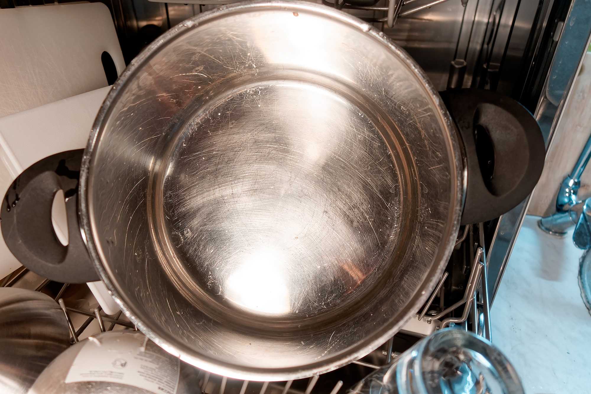 Кастрюли можно мыть в посудомойке. Кастрюля в посудомоечной машине. Посудомоечная машина для кастрюль и сковородок. Кастрюли в посудомойке. Сковорода в посудомоечной машине.